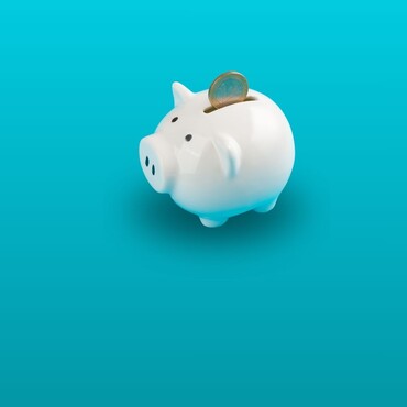 Weißes Sparschwein mit eingesteckter Euromünze vor einfarbig türkisblauem Hintergrund. Das Motiv steht sinnbildlich für Finanzen und Haushaltsplanung.