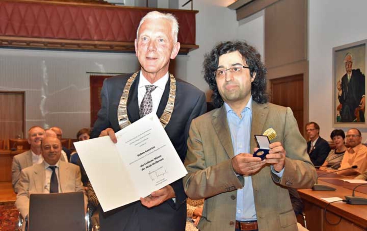 Goldene Münze für den scheidenden Chefdirigenten des WKO Ruben Gazarian (Juni 2018)  