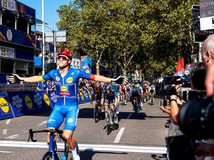 Zieleinfahrt von Radprofi Jonathan Milan am 22. August 2024 in Heilbronn.