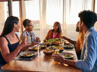Menschen essen an einem Tisch. Körper und Geist anregen