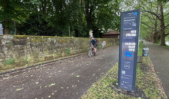 Auf dem Foto fährt ein Mann auf einem Fahrrad an einem 