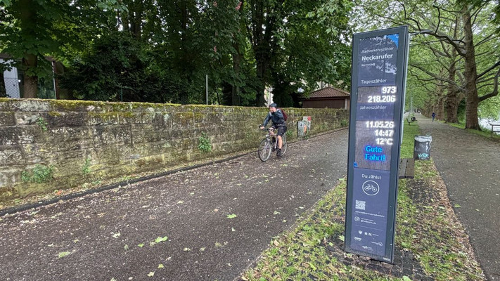 Auf dem Foto fährt ein Mann auf einem Fahrrad an einem 
