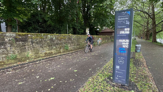 Auf dem Foto fährt ein Mann auf einem Fahrrad an einem 