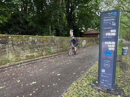 Auf dem Foto fährt ein Mann auf einem Fahrrad an einem 