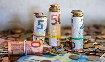 Das Bild zeigt viele Euro-Geldscheine und Münzen als thematisches Bild zum Thema Haushalt.