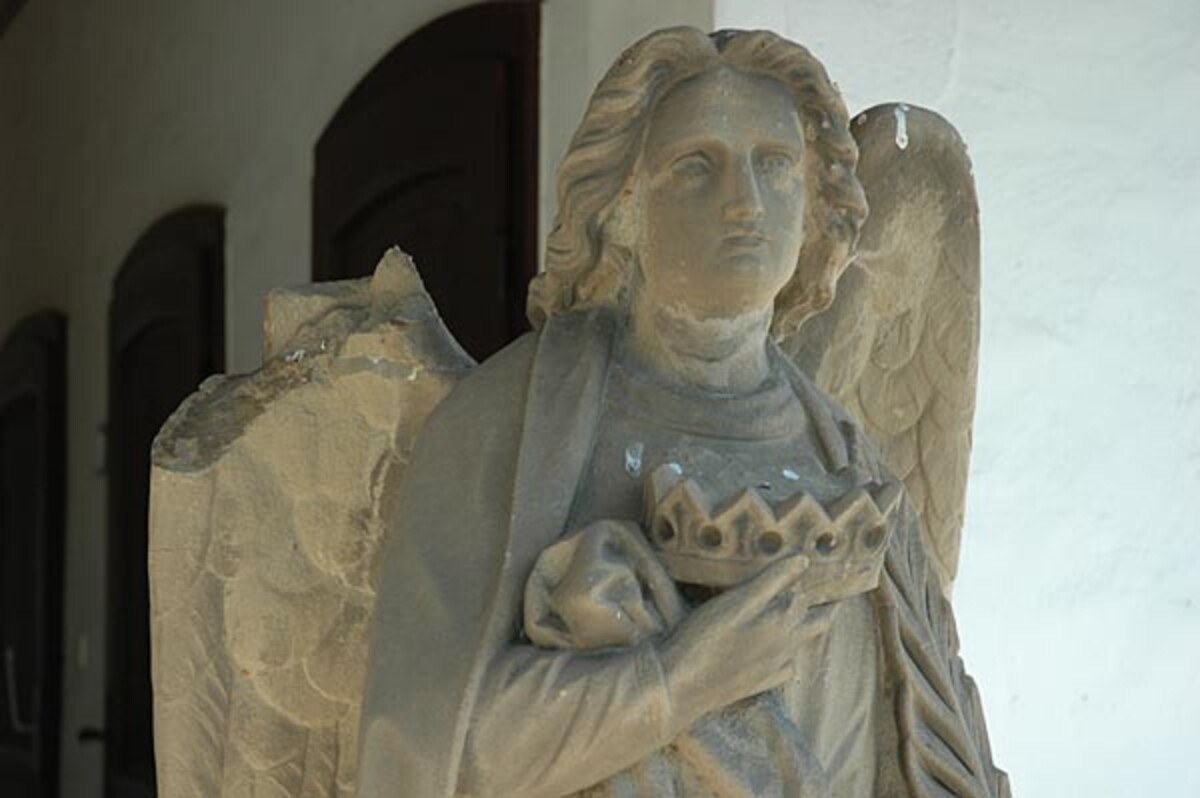 Engelskulptur vor dem Eingang der Aussegnungshalle auf dem Nordfriedhof Neckargartach