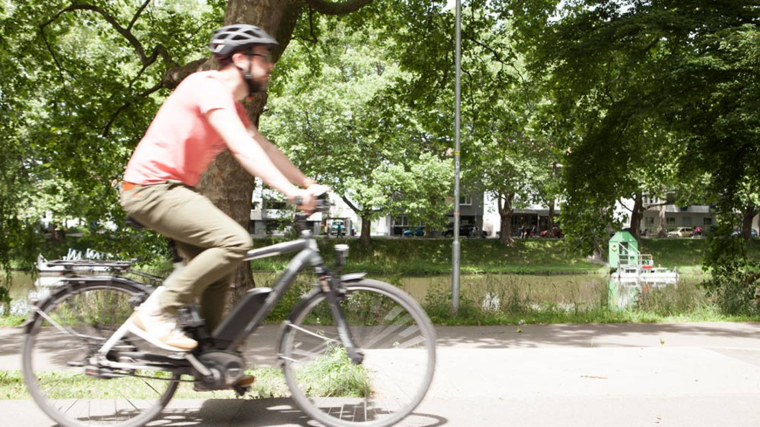 Symbolbild mit einem Radfahrer am Neckar