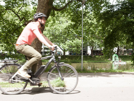 Symbolbild mit einem Radfahrer am Neckar