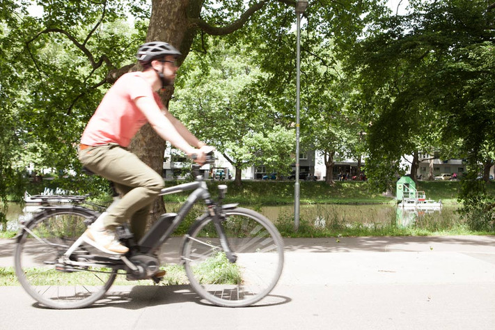 Symbolbild mit einem Radfahrer am Neckar