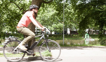 Symbolbild mit einem Radfahrer am Neckar
