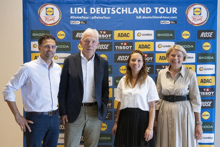 Freuen sich gemeinsam auf die Lidl Deutschland Tour und das große Radsportfestival am 23. August (v.l.): Arnd Pickhardt, Chief Customer Officer der Lidl Dienstleistung GmbH & Co. KG, Oberbürgermeister Harry Mergel, Maren Hopf, Head of Lidl Deutschland Tour, und Bürgermeisterin Agnes Christner. Foto: Stadtarchiv Heilbronn/B. Kimmerle