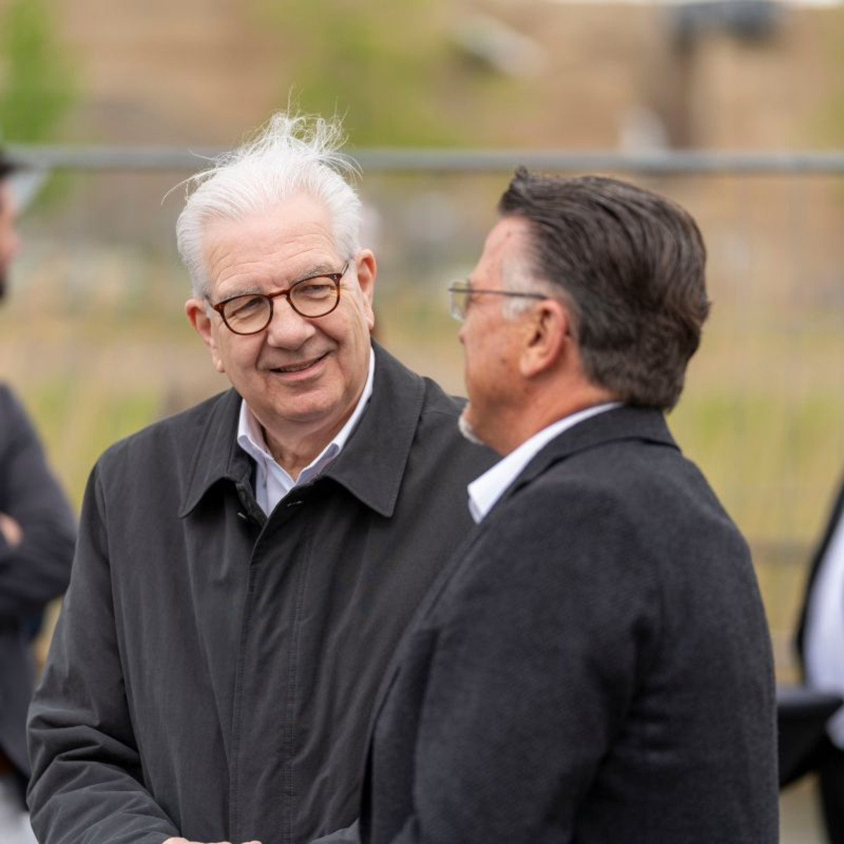 Erster Bürgermeister Martin Diepgen unterhält sich mit dem Investor Herr Paulus
