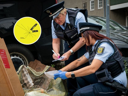 Das Bild zeigt eine Streife der Waste Watcher mt zwei Frauen, die illegal abgelegten Müll nach Hinweisen auf den Verursacher durchsuchen. 
