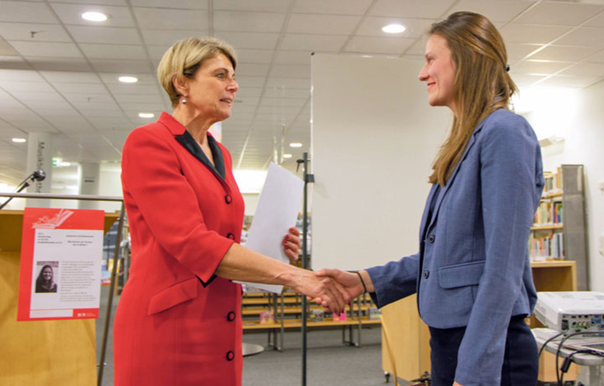 Bürgermeisterin Agnes Christner (l.) gratuliert der Trägerin des Hans-Jäckh-Preises 2018 bei der Preisverleihung am 28. März 2019 in der Stadtbibliothek im K3.