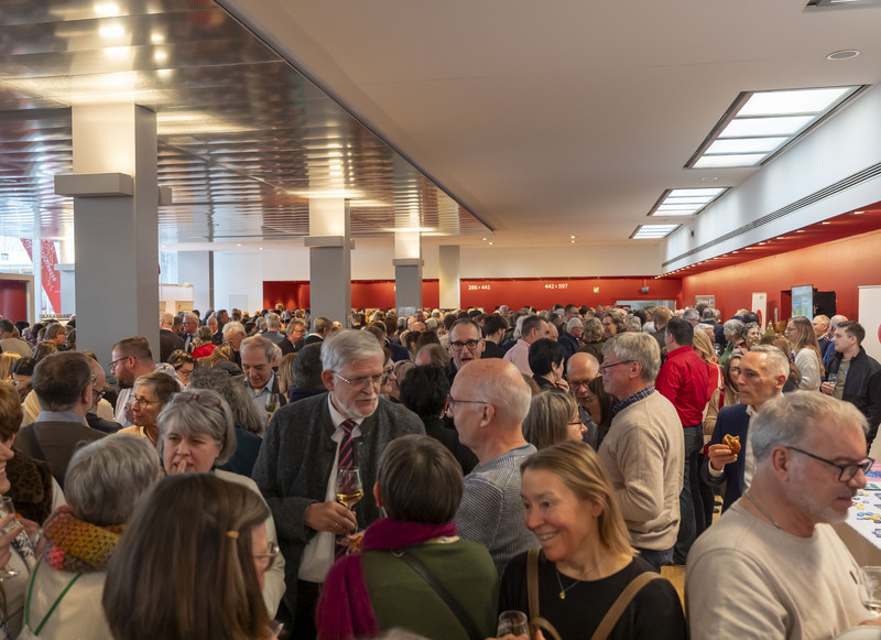 Das Bild zeigt das volle Foyer. Viele Gäste blieben noch und tauschten sich auch zum den Inhalten des Neujahrsempfangs aus.