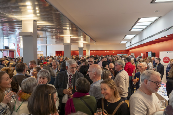 Das Bild zeigt das volle Foyer. Viele Gäste blieben noch und tauschten sich auch zum den Inhalten des Neujahrsempfangs aus. 