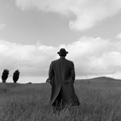 Rodney Smith, A. J. from behind in Field, Harriman, New York, 1994 (Fotografie © Estate of Rodney Smith) Rodney Smith, A. J. from behind in Field, Harriman, New York, 1994 (Fotografie © Estate of Rodney Smith)