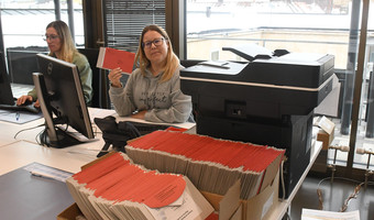 Das Bild zeigt zwei Mitarbeiterinnen mit dem Wahlunterlagen im Wahlbüro im 4. Stock des Heilbronner Rathauses.