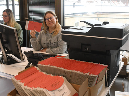 Das Bild zeigt zwei Mitarbeiterinnen mit dem Wahlunterlagen im Wahlbüro im 4. Stock des Heilbronner Rathauses.