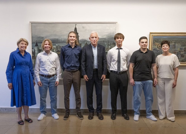 Das Bild zeigt die Preisträger des Robert-Mayer-Jugendpreis von links nach rechts Bürgermeisterin Agnes Christner, Julian Scheurer, Daniel Boie, OB Harry Mergel, Felix Mann, Danu Ialovanu und Schulamtsleiterin Karin Schüttler. Foto: Stadtarchiv/B. Kimmerle