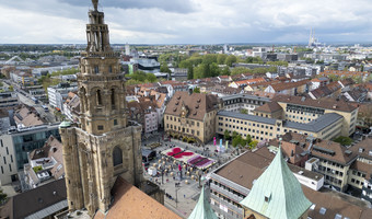 Das Bild zeigt eine Aufnahme von der Spitze des Kiliansturms auf die Innenstadt von Heilbronn samt dem Marktplatz und dem Rathaus. 