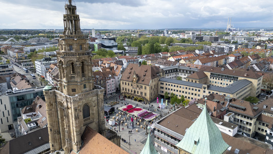 Das Bild zeigt eine Aufnahme von der Spitze des Kiliansturms auf die Innenstadt von Heilbronn samt dem Marktplatz und dem Rathaus. 