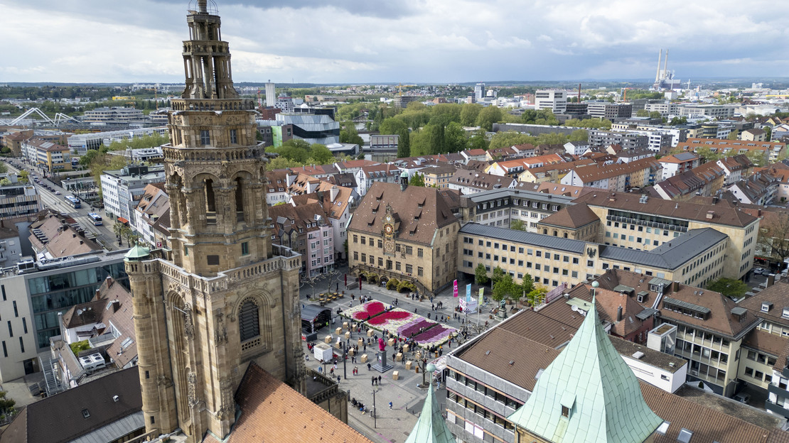 Das Bild zeigt eine Aufnahme von der Spitze des Kiliansturms auf die Innenstadt von Heilbronn samt dem Marktplatz und dem Rathaus. 