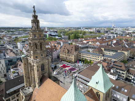 Das Bild zeigt eine Aufnahme von der Spitze des Kiliansturms auf die Innenstadt von Heilbronn samt dem Marktplatz und dem Rathaus.