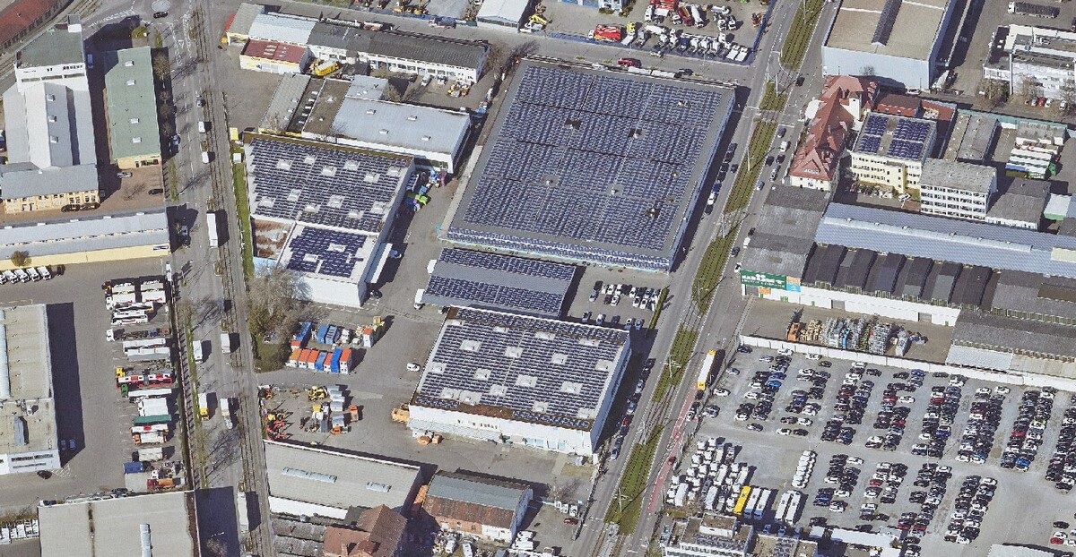 Man sieht ein Luftbild der PV-Anlagen auf den Dächern der Gewebebetriebe im Industriegebiet Nord