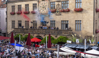 Das Bild zeigt Konfetti-Fontänen in Heilbronn-Farben, die zur Eröffnung des Heilbronner Weindorfs in die Luft befördert wurden. 