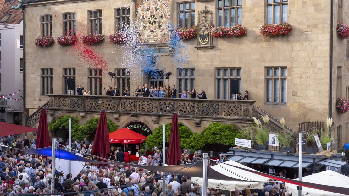Das Bild zeigt Konfetti-Fontänen in Heilbronn-Farben, die zur Eröffnung des Heilbronner Weindorfs in die Luft befördert wurden.