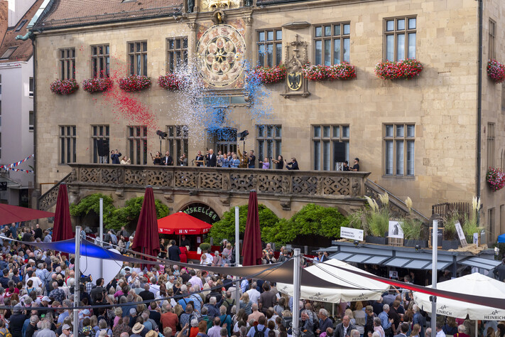 Das Bild zeigt Konfetti-Fontänen in Heilbronn-Farben, die zur Eröffnung des Heilbronner Weindorfs in die Luft befördert wurden.