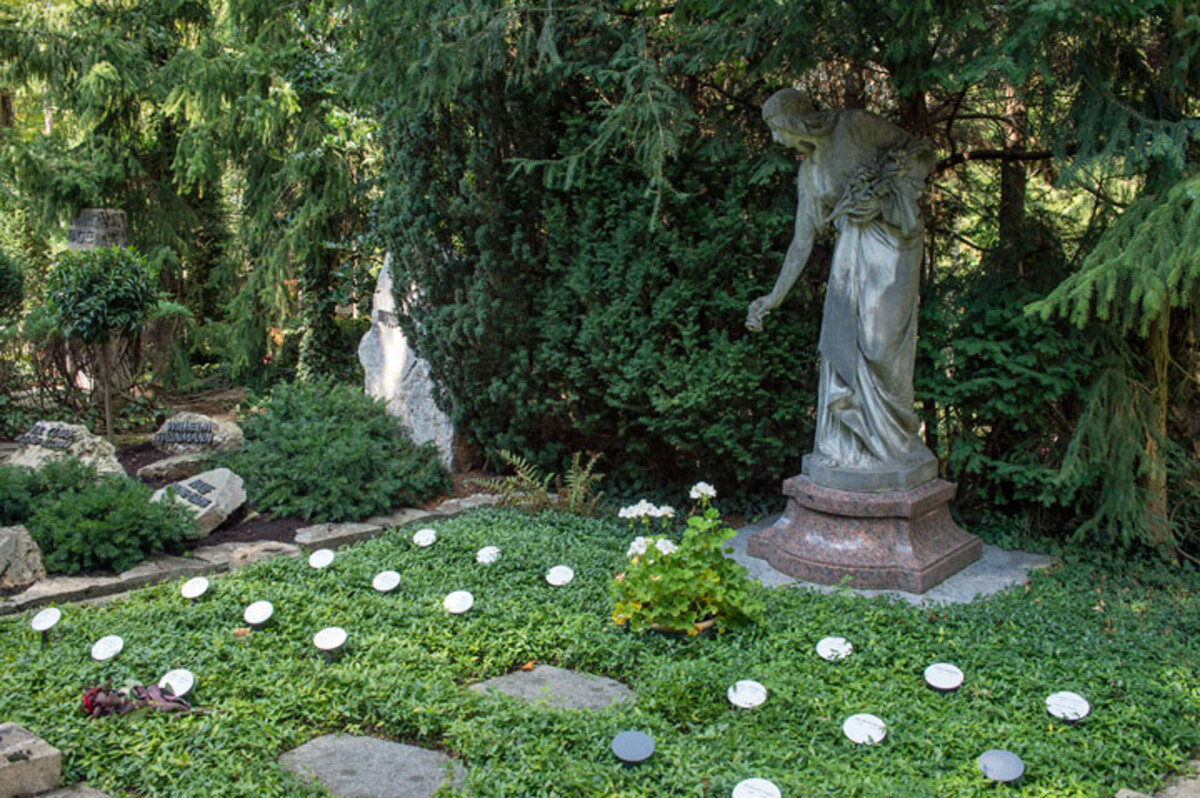 Urnengräber an historischen Grabstellen