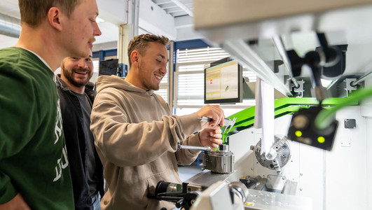 Schüler der Wilhelm-Maybach-Schule an einer der volldigitalen Ausbildungsmaschinen.