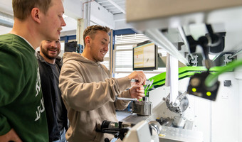 Schüler der Wilhelm-Maybach-Schule an einer der volldigitalen Ausbildungsmaschinen.
