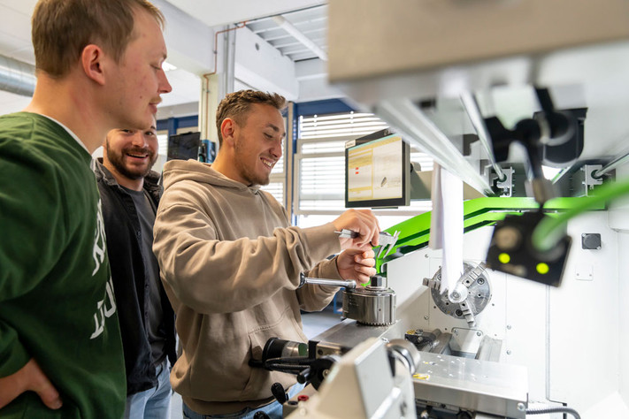 Schüler der Wilhelm-Maybach-Schule an einer der volldigitalen Ausbildungsmaschinen.