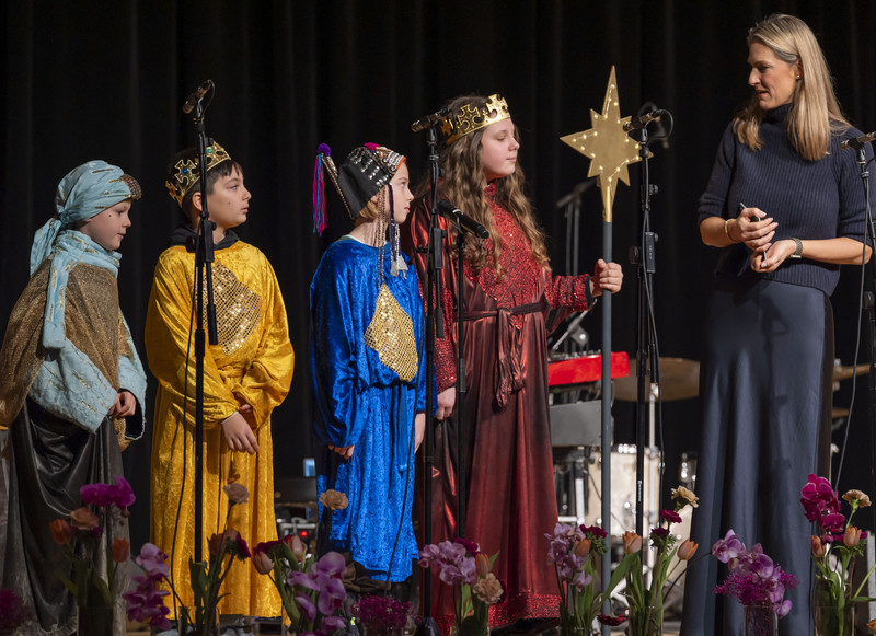 Das Bild zeigt die Sternsinger von St. Peter und Paul, die von der Moderatorin begrüßt werden.