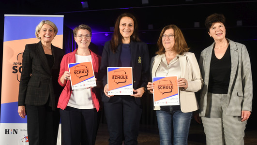 Auf dem Bild sieht man Bürgermeisterin Agnes Christner und Schulamtsleiterin Karin Schüttler mit den Schulleiterinnen der drei ausgezeichneten Schulen. 
