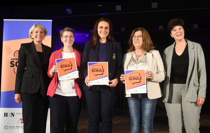 Das Bild zeigt Bürgermeisterin Agnes Christner und Schulamtsleiterin Karin Schüttler mit den drei Schulleiterinnen, die das Siegel Sprachsensible Schule entgegennahmen.