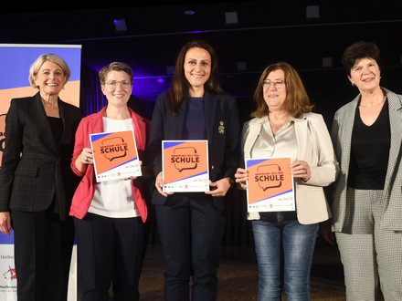 Auf dem Bild sieht man Bürgermeisterin Agnes Christner und Schulamtsleiterin Karin Schüttler mit den Schulleiterinnen der drei ausgezeichneten Schulen.