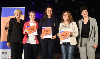 Auf dem Bild sieht man Bürgermeisterin Agnes Christner und Schulamtsleiterin Karin Schüttler mit den Schulleiterinnen der drei ausgezeichneten Schulen. 