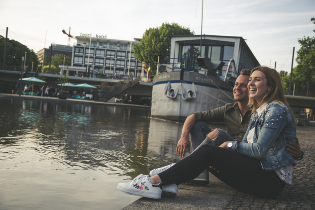 Theaterschiff auf dem Neckar