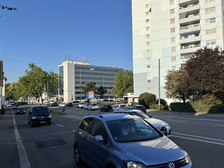 Das Foto zeigt mehrere Autos, die auf der Paul-Göbel-Straße stadteinwärts und stadtauswärts fahren. 