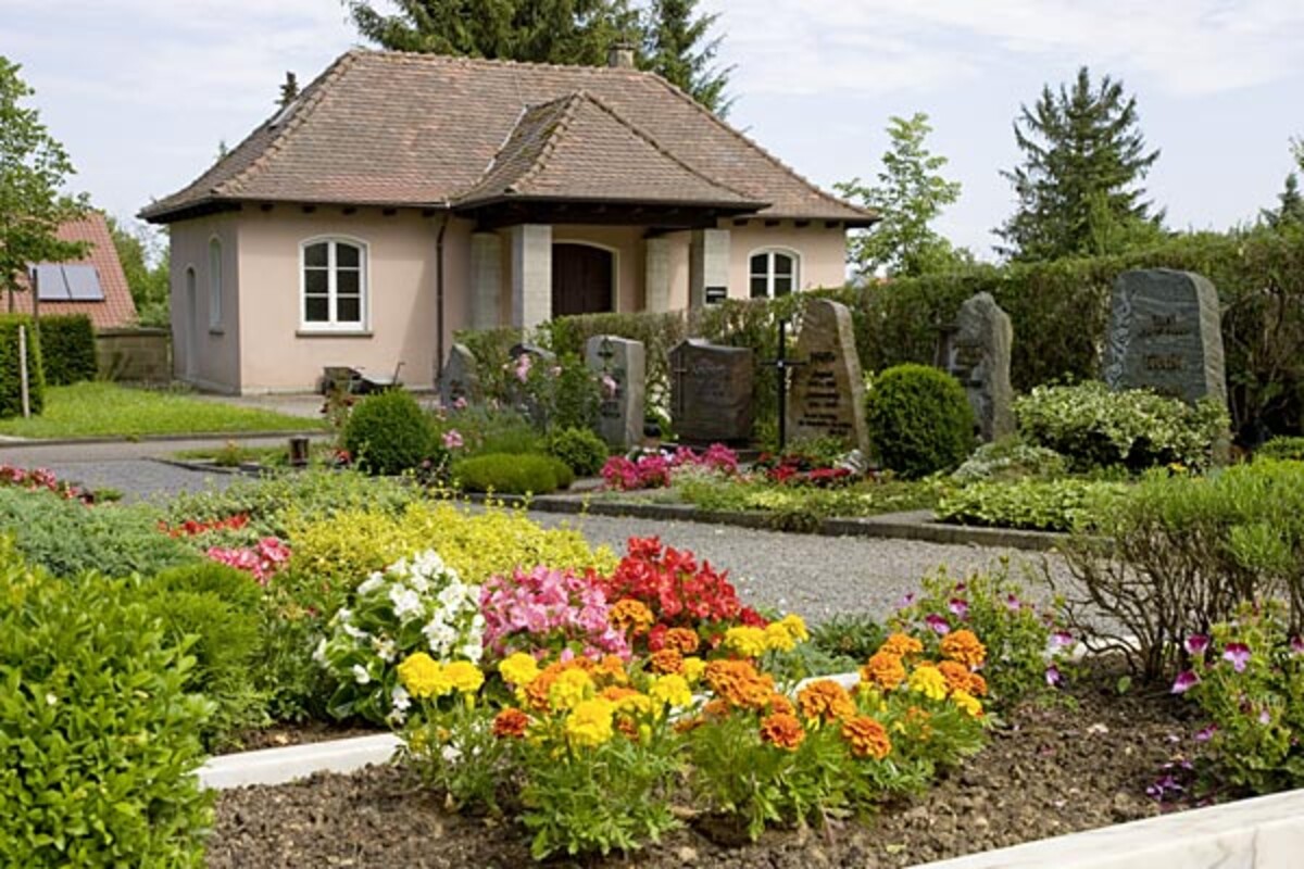 Blick auf die Ehrenhalle auf dem Friedhof Frankenbach