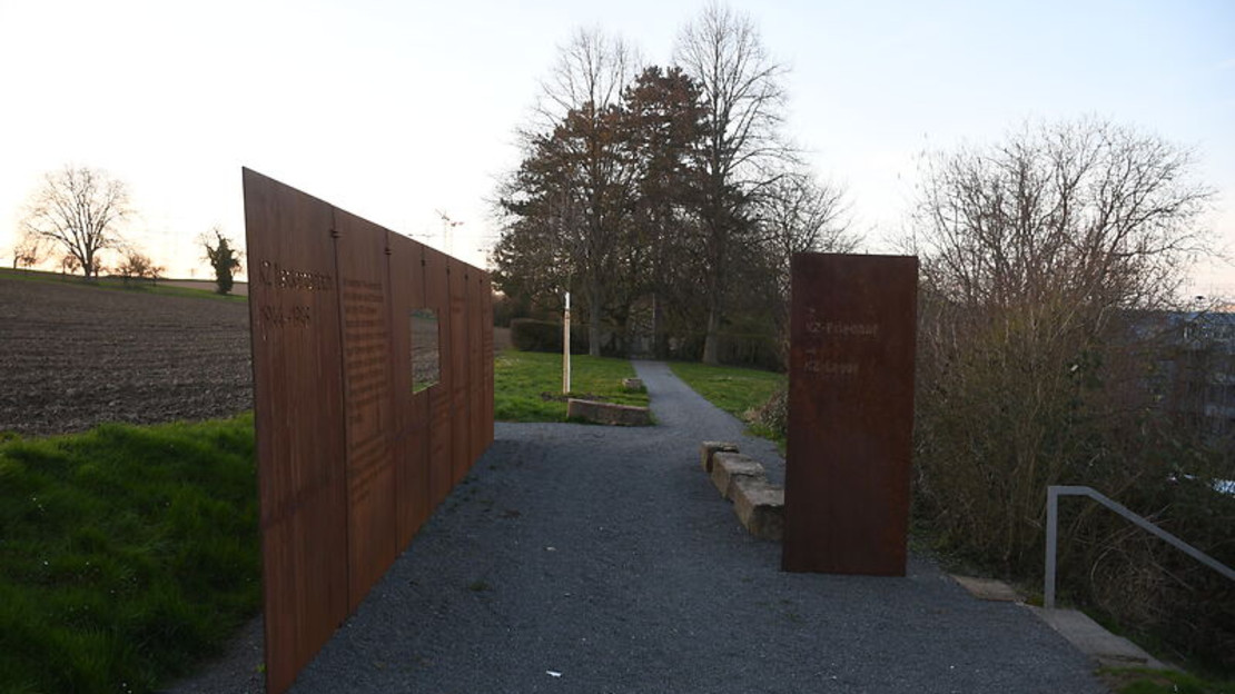 Große Stahlstelen vor dem KZ-Friedhof Neckargartach als Teil des neuen Gedenkkonzepts