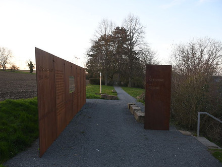 Große Stahlstelen vor dem KZ-Friedhof Neckargartach als Teil des neuen Gedenkkonzepts