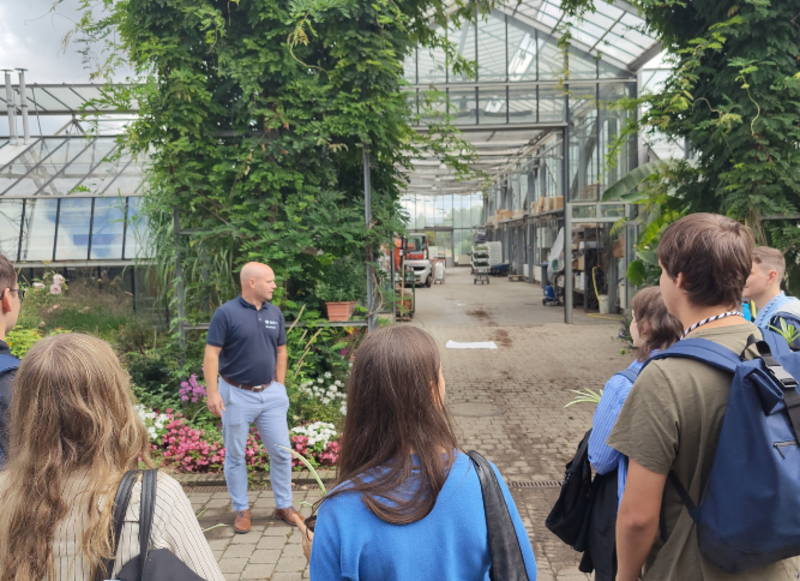 Bei der beliebten Bustour gab es Einblicke in verschiedene Ämter - hier zu sehen der Besuch bei der Stadtgärtnerei. (Foto: Stadt Heilbronn)