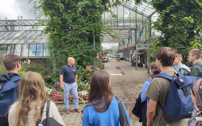 Bei der beliebten Bustour gab es Einblicke in verschiedene Ämter - hier zu sehen der Besuch bei der Stadtgärtnerei. (Foto: Stadt Heilbronn)