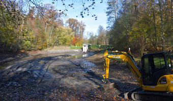 Abgelassener Köpferstausee, im Vordergrund ein Bagger
