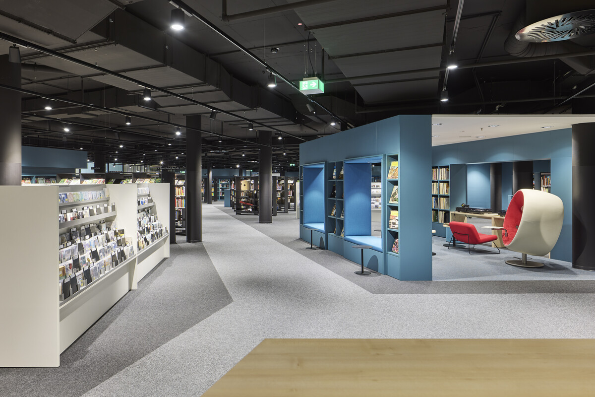 Innenraum der Stadtbibliothek mit Leseecke